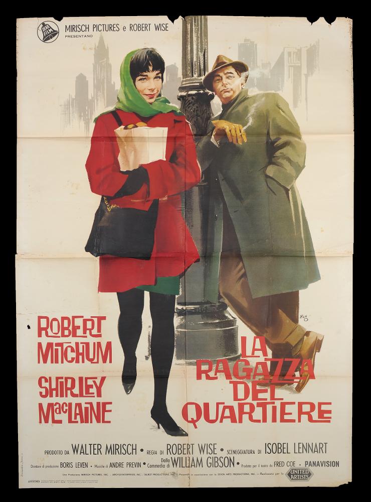 L'immagine riproduce uno dei manifesti conservati presso la Mediateca Regionale Pugliese (vedi Note). Si tratta di una delle versioni grafiche del manifesto del film “La ragazza del quartiere” diretto da Robert Wise. Il manifesto è a firma di Nano, nome d'arte di Silvano Campeggi, come si evince dalla firma in basso a destra. Illustratore e pittore di fama mondiale, allievo di Luigi Martinati, fu autore di alcuni tra i più bei manifesti del cinema italiano come 'Via col vento', 'Ben Hur e i suoi quattro cavalli bianchi' e 'Colazione da Tiffany'. Il suo linguaggio stilistico si basa sulla sintesi di forme e linee prediligendo campiture di colore ampie e nette per definire movimenti e figure dai volumi compatti. Usa disegni "semplici" e monocromie per composizioni elegant...