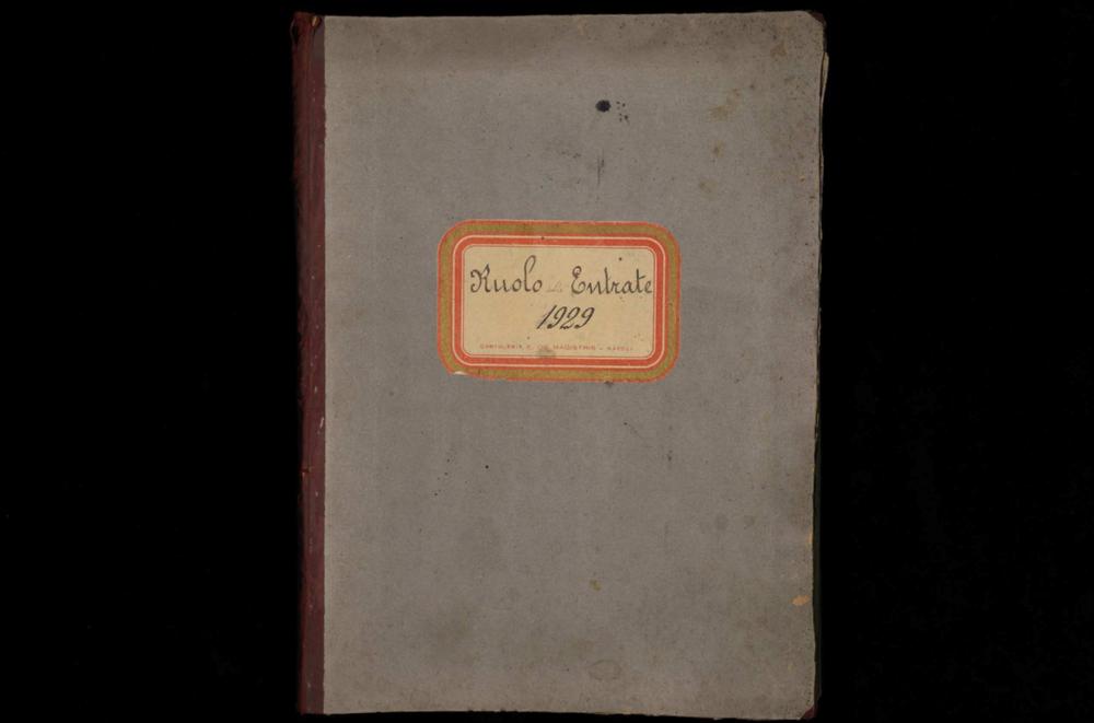 L'immagine è la scansione di un documento manoscritto originale facente parte dell'Archivio del Commissariato Regionale degli Usi Civici. Il documento in oggetto - Registro di riscossione delle Entrate Comunali di Santa Agata di Puglia del 1929 - è un registro contenente il ruolo delle rendite Comunali che consta di 1581 articoli, compilato dal podestà Donato Barbato.