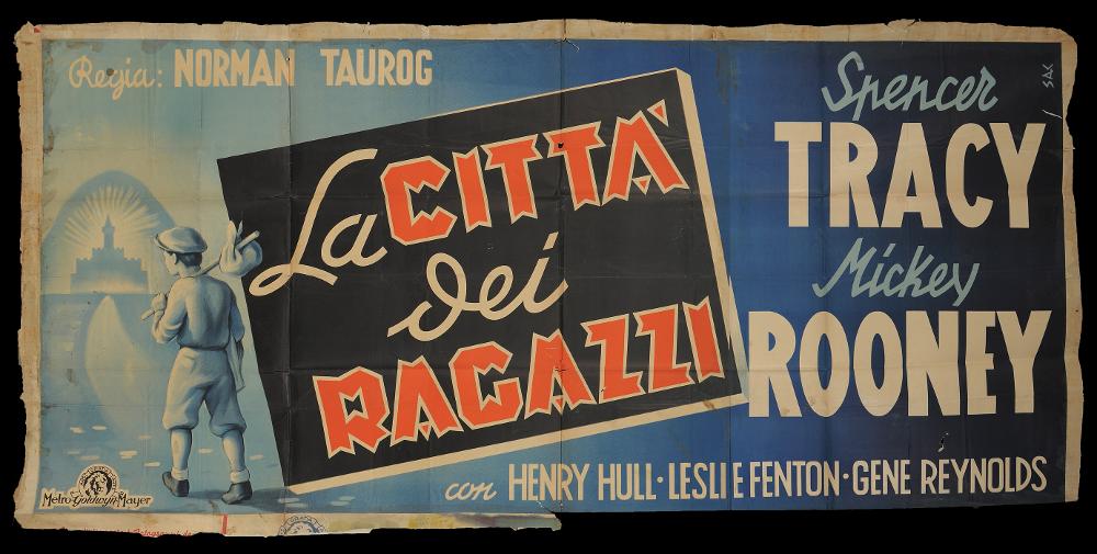 L'immagine riproduce uno dei manifesti conservati presso la Mediateca Regionale Pugliese (vedi Note). Si tratta della versione grafica del manifesto orizzontale (100x50) del film "La città dei ragazzi", a firma dell'illustratore Sal. L'artista, di cui non si hanno notizie biografiche, realizza un'opera dallo stile onirico, in cui il disegno sulla sinistra racconta l'idea del film, con un tratto leggero e preciso, con l'immagine di un bambino che percorre una strada verso un misterioso castello. Il manifesto ha un formato insolito che accoglie l'illustrazione e il titolo dal lettering deciso e tagliente, che evidenzia il lato drammatico del film....