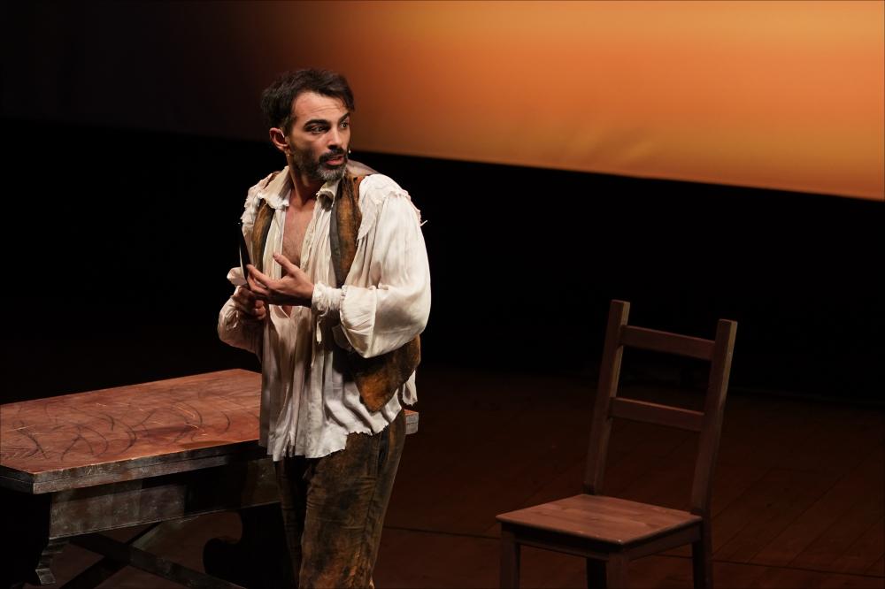 <div>Lo scatto documenta un momento dello spettacolo di prosa “Caravaggio Il Maledetto” con Primo Reggiani, Francesca Valtorta, Fabrizio Bordignon, libero adattamento di Ferdinando Ceriani tratto da “Caravaggio, probabilmente” di Franco Molè per la regia di Ferdinando Ceriani. Lo spettacolo è andato in scena il 4 febbraio 2024 presso il Teatro AncheCinema di Bari.</div><div>Un viaggio teatrale negli ultimi istanti di vita di Caravaggio, tra memoria e allucinazione. Morente su un letto da pescatore, l’artista ripercorre frammenti della sua esistenza: la Roma cinquecentesca violenta e luminosa che lo ha formato, i volti dei suoi quadri, l’amore, gli incubi e la morte che lo ha sempre accompagnato.</div><div>Nel vuoto che avvol...
