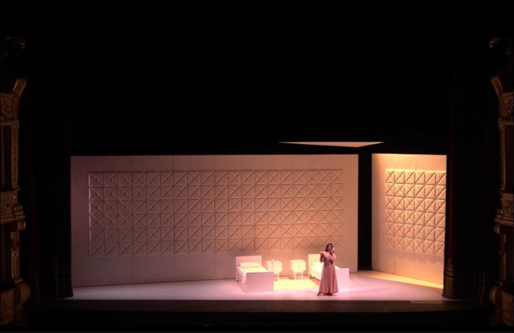 Per la Stagione Lirica 2019, la Fondazione Petruzzelli ha portato in scena “La voix humaine”, per la regia firmata dalla grande Emma Dante.
Si tratta della tragedia lirica in un atto di Francis Poulenc, composta nel 1958, rappresentata per la prima volta all’Opéra Comique di Parigi il 6 febbraio del 1959 e tratta dalla tragedia omonima di Jean Cocteau.
L’allestimento scenico è quello della Fondazione Teatro Comunale di Bologna, con le scene di Carmine Maringola, i costumi di Vanessa Sannino e le luci di Cristian Zucaro.
La Voix Humaine è la storia della fine di un amore, al telefono.
L'opera si ambienta a Parigi in una malinconica camera da letto dove una donna viene svegliata dallo squillo del telefono. La donna viene contattata dal suo amante e i due avranno una lunga...