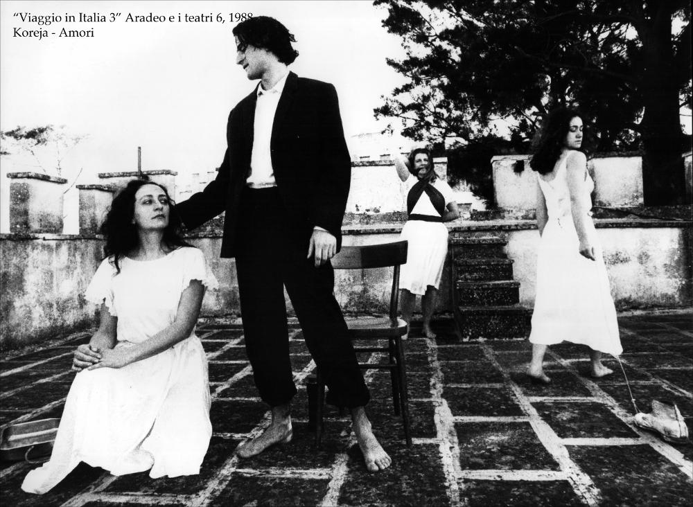 La fotografia in bianco e nero racconta un momento della rappresentazione teatrale “Amori”, messa in scena nel 1988 dal Teatro Koreja, nell'ambito della rassegna annuale “Aradeo e i Teatri”, un appuntamento con il teatro sperimentale che la compagnia nata nel 1983 nel piccolo borgo salentino di Aradeo porta avanti sin dall'anno della sua fondazione. “Amori” trae ispirazione dal dramma “Le tre sorelle” di Anton Checov del 1900, immerso nei vizi e nelle dinamiche spesso soffocanti della realtà meridionale. Accomunate dallo stesso destino di vivere insieme, nella stessa casa, in un paese dove non accade niente, Caterina, Maria e Teresa non possono far altro che raccontare al loro amico "del cuore" i loro segreti, le passioni e la loro voglia di evadere da quella “prigione”...