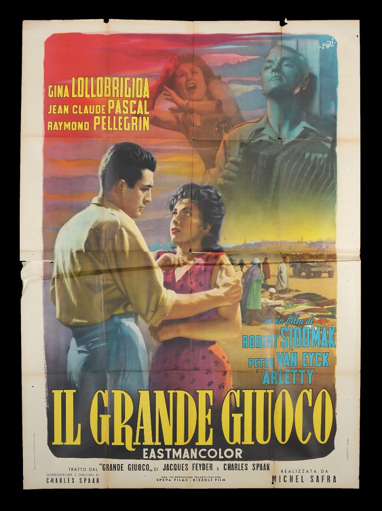 L'immagine riproduce uno dei manifesti conservati presso la Mediateca Regionale Pugliese (vedi Note). Si tratta di una delle versioni del manifesto del film "Il grande giuoco", a firma di Francesco Fiorenzi. Nella composizione si ritrovano tutte le caratteristiche stilistiche dell'artista: l'unione di colori caleidoscopici, diversi tra loro, il racconto del film attraverso più momenti narrativi. Autodidatta trasferitosi a Roma nel periodo più florido per il cinema italiano, fu il primo, tra i pittori di cinema dell'epoca, ad anticipare il linguaggio grafico e fotografico attraverso la realizzazione di collage con ritratti e scene prese dal film e l'inserimento di elementi pittorici per unire le immagini sparse nello spazio del manifesto. Quello che oggi si realizza graz...