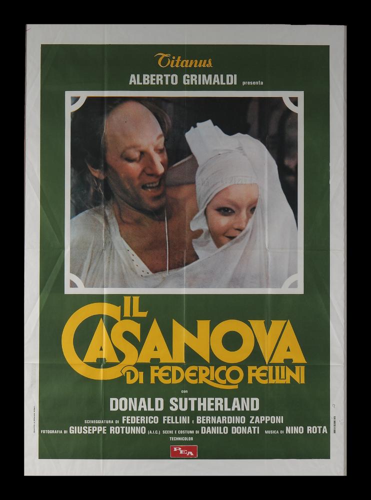 L'immagine riproduce uno dei manifesti conservati presso la Mediateca Regionale Pugliese (vedi Note). Si tratta di una delle versioni grafiche per il manifesto del film "Il Casanova di Federico Fellini" del 1976 per la regia del Maestro Federico Fellini, tratto da “Histoire de ma vie” di Giacomo Casanova. La composizione è molto semplice e lineare, su uno sfondo verde bottiglia, una fotografia di scena è incorniciata perfettamente al centro. Colpisce l’uso del bianco e del giallo nel lettering sia per il titolo che per i crediits e i nomi degli attori....