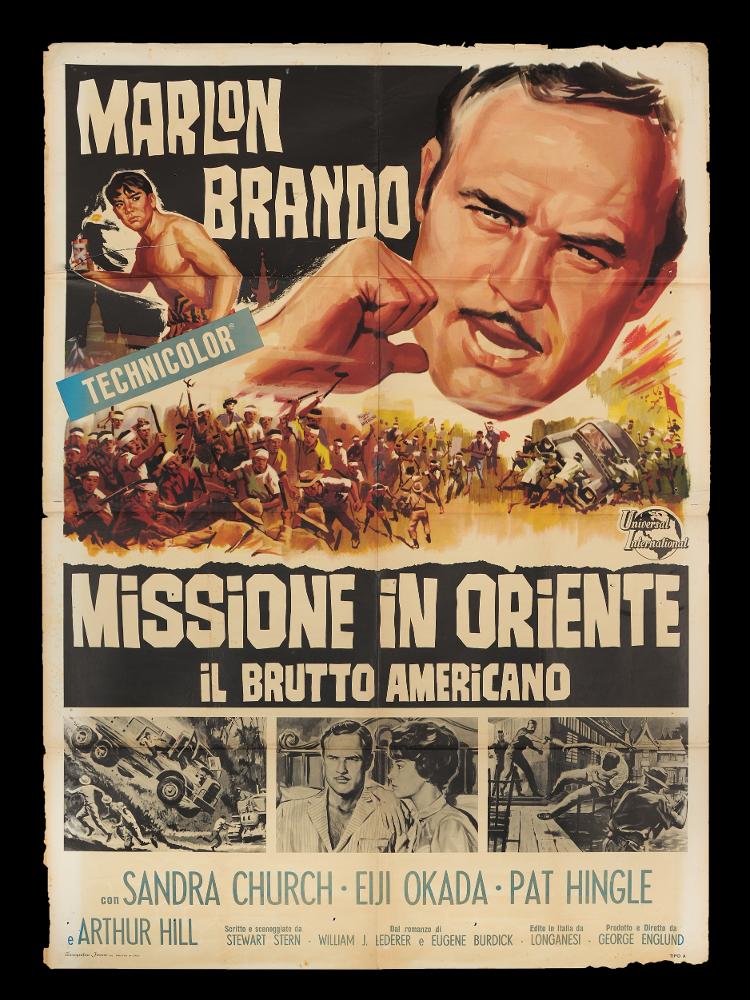 L'immagine riproduce uno dei manifesti conservati presso la Mediateca Regionale Pugliese (vedi Note). Si tratta di una delle versioni grafiche del manifesto del film “Missione in Oriente", anche conosciuto con il titolo "Il brutto americano”. Anche se non se ne evince la firma, il manifesto è attribuito all'artista Nano, nome d'arte di Silvano Campeggi, illustratore e pittore di fama mondiale, allievo di Luigi Martinati. La bellissima composizione presenta comunque un linguaggio stilistico realistico ed elegante, con campiture di colore ampie e nette per definire movimenti e figure dai volumi compatti. Lo spazio è suddiviso in più momenti narrativi: in alto il grande ritratto di Marlon Brando, nei panni dell'Ambasciatore USA costretto a fronteggiare una rivolta in Asia,...