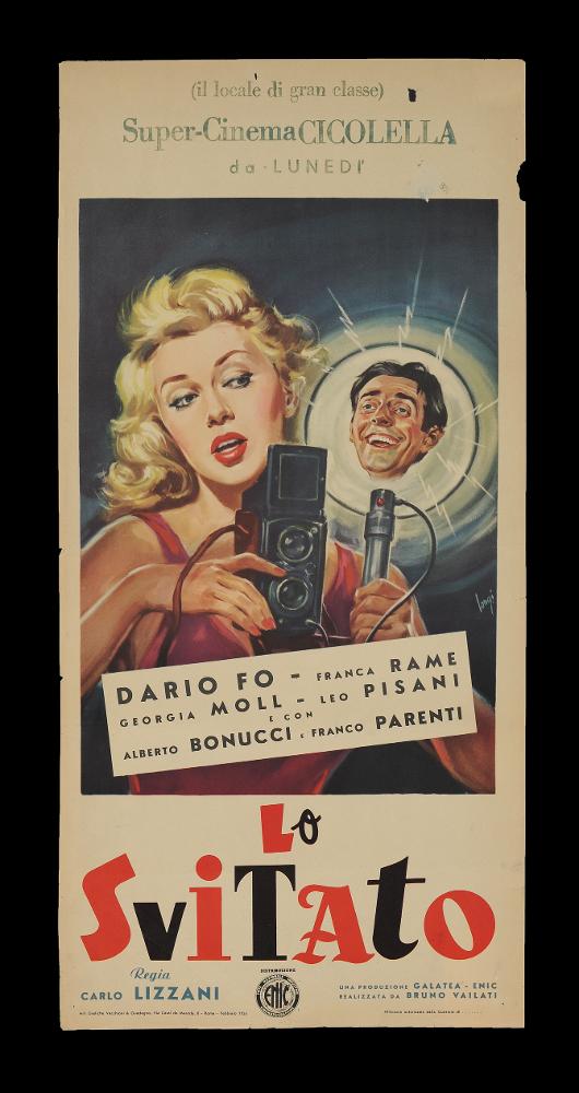 L'immagine riproduce uno dei manifesti conservati presso la Mediateca Regionale Pugliese (vedi Note). Si tratta della locandina del film italiano "Lo svitato", a firma di Carloantonio Longi. Versatile illustratore e pittore toscano, contribuì per circa 30 anni alla produzione artistica italiana dedicata al cinema. La composizione grafica conferma la grande abilità tecnica di Longi, soprattutto nei ritratti: si riconoscono quelli fedeli di Franca Rame, bellissima e luminosa protagonista, e quello di Dario Fo, con le sue inconfondibili mimiche facciali. Amante della sperimentazione, nella sua carriera realizzò anche composizioni fatte di pochi colori e disegni lineari. Qui prevale il suo stile tradizionale e morbido, elegante e narrativo....