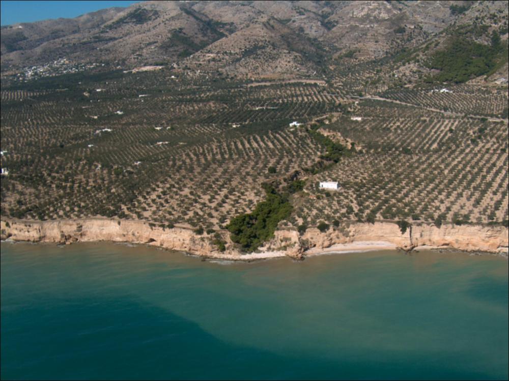 Il comune di Monte Sant'Angelo, rientra nell'ambito paesaggistico del Gargano, caratterizzato dall'altopiano calcareo e dai suoi orli terrazzati. La costa è caratterizzata da una serie continua di punti e promontori con ripe frastagliate e scoscese che si alternano a baie, per lo più in lingue sabbiose strette, spesso limitate a monte da falesie ripide ed elevate, che si ergono a strapiombo sulle insenature variamente estese e rientranti. Le punte costiere sono spesso caratterizzate, oltre che da torri, anche dalla presenza dei trabucchi, un sistema di piattaforme lignee per la pesca, ancorata alle rocce e aggettanti sul mare. Inoltre, la costa è contraddistinta, da una notevole varietà di valori patrimoniali, quali paesaggi naturali e rurali, come l'uliveto storico, as...