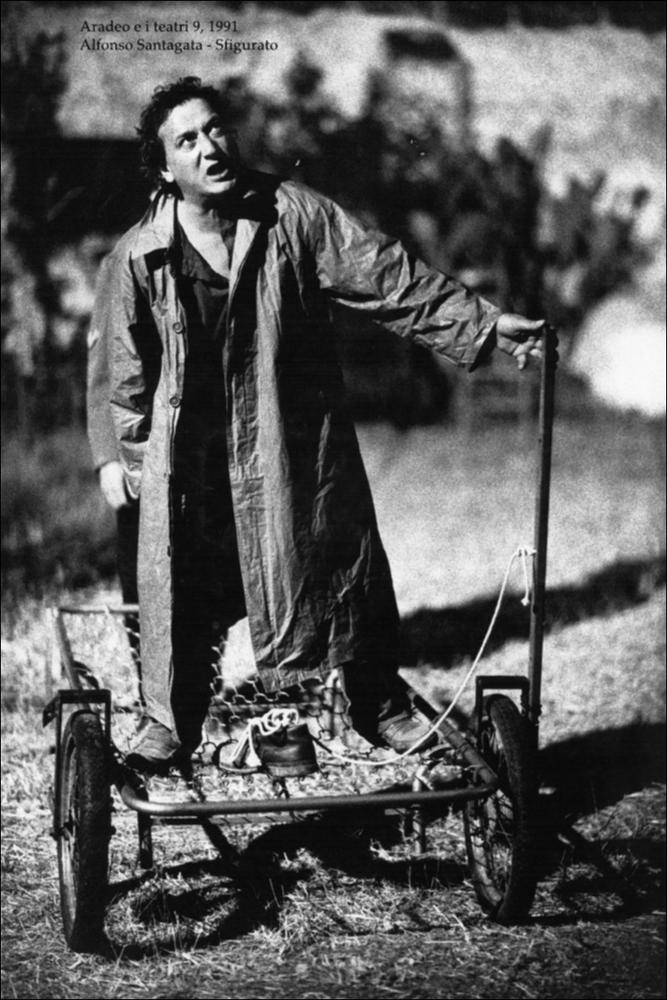 La fotografia in bianco e nero è un momento dello spettacolo "Sfigurato", rappresentato nel 1991 da Alfonso Santagata durante la nona edizione di "Aradeo e i Teatri", un appuntamento con il teatro sperimentale che la compagnia Koreja nata nel 1983 nel piccolo borgo salentino di Aradeo porta avanti sin dall'anno della sua fondazione. Lo spettacolo fu proposto come evento speciale ed esclusivo per la prima volta proprio in quell'anno, insieme a "Sogni" di Antonio Neiwiller. La messa in scena, secondo la visione del regista, è un viaggio nella frustrazione del popolo del Sud, fatto di personaggi grotteschi della piccola borghesia. Tutto lo spettacolo si regge su paradossi e scene visionarie: liti e rincorse tra personaggi, un padre e un figlio che battibeccano a colpi di p...