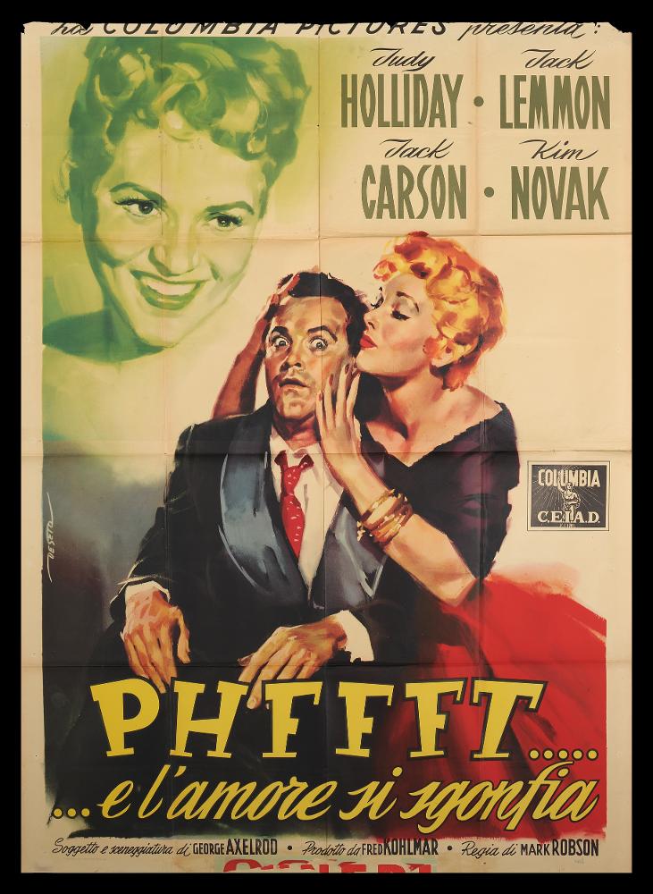 L'immagine riproduce uno dei manifesti conservati presso la Mediateca Regionale Pugliese (vedi Note). Si tratta di uno dei manifesti del film “Phffft…e l’amore si sgonfia” del 1954 per la regia di Mark Robson. La firma che leggiamo sul lato a sinistra appartiene al disegnatore e pittore italiano Deseta (Enrico De Seta), noto come fumettista per giornali satirico-umoristici e periodici per ragazzi e soprattutto per la sua produzione di molte illustrazioni cinematografiche dei film di Stanlio & Ollio. Come per i manifesti sulla coppia comica, anche in questo caso Deseta rende una scena in bianco e nero del film a colori, giocando sull’accostamento di tinte molto accese e con punte acide; anche in questa opera i volti dei personaggi in primo piano presentano tratti comici....