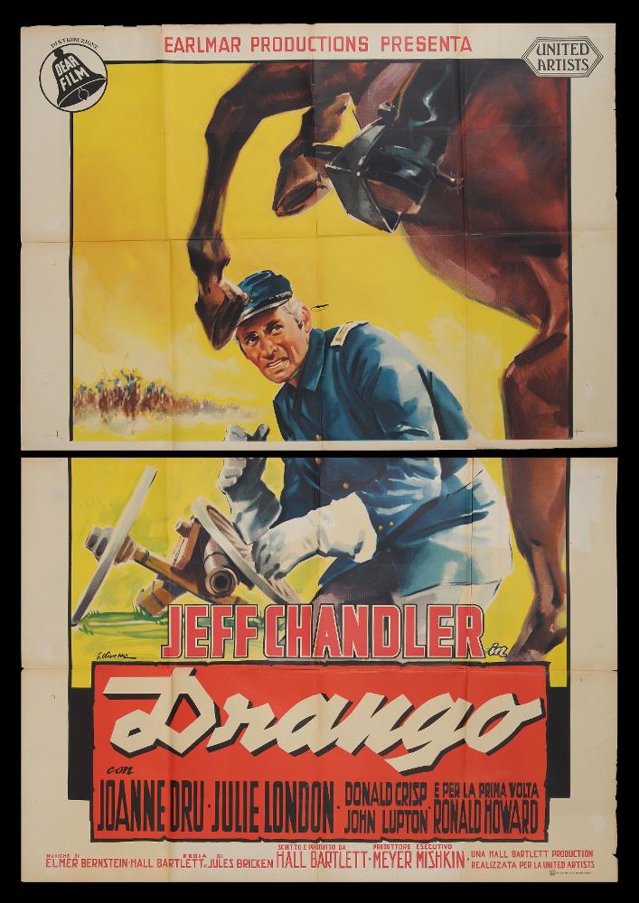 L'immagine riproduce uno dei manifesti conservati presso la Mediateca Regionale Pugliese (vedi Note). Si tratta di uno dei manifesti del film “Drango” del 1957 per la regia di Hall Bartlett. Il manifesto si presenta composto da due parti, in quanto di grande dimensioni (200x140). La firma che leggiamo sul lato a sinistra appartiene all’illustratore bolognese G. Olivetti (Giorgio Olivetti). Classe 1908, Olivetti caratterizza le sue prime opere da uno stile morbido, sfumato, fatto di acquerelli delicati che rendono il volume anche grazie ad un uso sapiente dei chiaroscuri. Questa di Olivetti è una composizione semplice ma che rappresenta in maniera coinvolgente per lo spettatore, un momento del film. Si vive infatti la paura del protagonista Jeff Chandler, interprete dell...