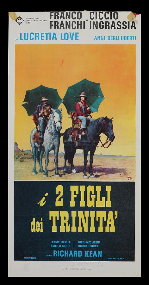 L'immagine riproduce uno dei manifesti conservati presso la Mediateca Regionale Pugliese (vedi Note). Si tratta di una delle versioni grafiche della locandina del film "I due figli dei Trinità", del 1972 per la regia di Osvaldo Civirani. Il manifesto è a firma di Fiorenzi (Fiorenzi Franco) come si evince dalla firma in basso nell'illustrazione, in cui si nota il famoso fiore che precede le ultime tre lettere del cognome, segno inconfondibile della sua paternità. Autodidatta trasferitosi a Roma nel periodo più florido per il cinema italiano, fu il primo, tra i pittori di cinema dell'epoca, ad anticipare il linguaggio grafico e fotografico attraverso l’organizzazione dello spazio compositivo costruito su sovrapposizioni di immagini, riprese dalle foto di scena, a cui aggi...