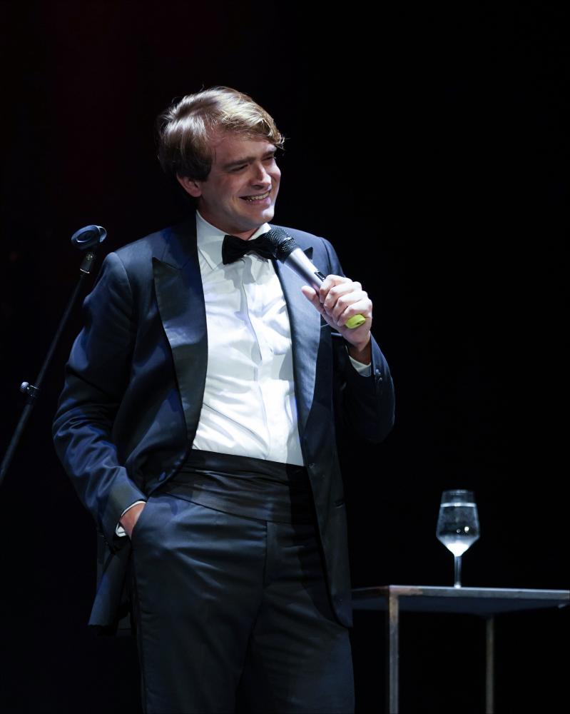 <div>Lo scatto racconta un momento dello spettacolo teatrale <em>1e95</em>, con Giuseppe Scoditti, andato in scena il 3 maggio 2024 al Teatro AncheCinema di Bari.</div><div><em>1e95</em> è un monologo comico dalla scrittura libera e imprevedibile, un flusso di pensieri anarchico che attraversa i temi più disparati senza seguire una logica apparente: l’identità, i rapporti amorosi, il coronavirus, i pipistrelli, l’altezza, le scuole d’inglese e molto altro. Gli argomenti si rincorrono, scompaiono e ritornano come in un lungo soliloquio interiore, tenuto insieme dal ritmo delle battute e dall’energia della parola.</div><div>In scena, armato solo di microfono, sgabello e un bicchiere d’acqua, Scoditti costruisce un one-man show ...