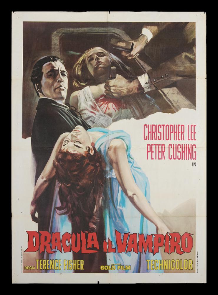 L'immagine riproduce uno dei manifesti conservati presso la Mediateca Regionale Pugliese (vedi Note). Si tratta di uno dei manifesti del film “Dracula il vampiro” del 1958, primo capitolo della serie sul conte Dracula realizzata dalla Hammer Film Productions per la regia di Terence Fisher basato sul romanzo di Bram Stoker. La composizione, non firmata, presenta due scene, sullo sfondo una vittima di Dracula nella sua bara, rappresentata nel momento in cui viene trafitta da un paletto. In primo piano Christopher Lee nei panni del Conte Dracula mentre sorregge il corpo abbandonato di una seconda vittima. Da notare il titolo dipinto in rosso, che evoca immediatamente l’idea del sangue....