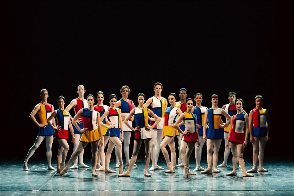 Nella foto una coreografia del balletto interpretato dai danzatori della Compagnia “Balletto del Sud” durante lo spettacolo “Stràviolin”. Lo spettacolo è stato inserito nella Stagione di danza - autunno, organizzata presso il Teatro Apollo di Lecce (10/11/12 dicembre 2021).
“Stràviolin” è il balletto in un atto creato dal coreografo Fredy Franzutti sulle note del Concerto per Violino e Orchestra in RE che Igor Stravinskij compose nel 1931. La componente astratta e neoclassica – evocata dalla partitura – diviene la linea creativa del balletto, costituito da una coralità di individui in movimenti ritmati e combinazioni legate alla evoluzione della musica. Il gusto e le atmosfere richiamano il movimento Bauhaus e la geometrizzazione colorata di Piet Mondrian del quale rico...
