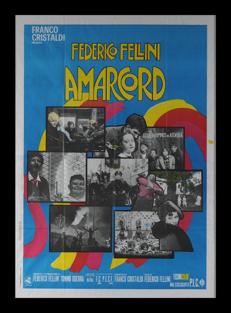 L'immagine riproduce uno dei manifesti conservati presso la Mediateca Regionale Pugliese (vedi Note). Si tratta di una delle versioni grafiche per il manifesto del film "Amarcord" del 1973 per la regia del Maestro Federico Fellini. La composizione, a differenza del più famoso manifesto a firma dell’illustratore Gèleng, è molto semplice e con pochi dettagli. Su uno sfondo dai colori vivi e dalla predominanza del giallo, sono state inserite delle fotografie di scena, con alcuni dei momenti più significativi del film. Colpisce come le fotografie, rigorosamente in bianco e nero, siano state modificate con l’aggiunta di macchie di colore che richiamano i colori dello sfondo. I credits e i nomi degli attori si trovano tutti nella parte inferiore della composizione, mentre il ...