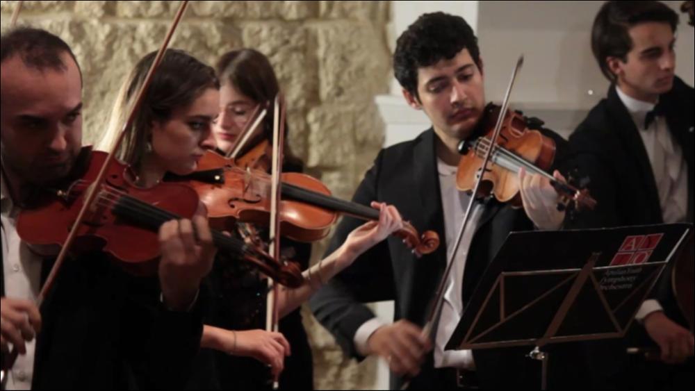 Il video propone un estratto del concerto “Bohemian Rhapsody” eseguito dalla AYSO Young Soloists, guidata dalla bacchetta del Direttore Teresa Satalino, nella serata del 25 settembre 2022, in occasione dei giorni dedicati alle GEP (Giornate Europee del Patrimonio 2022) presso il Castello Svevo di Bari.
Il famoso brano Bohemian Rhapsody, uno tra i più celebri del gruppo musicale britannico Queen, viene eseguito magistralmente in versione orchestrale dai giovani musicisti della AYSO.
