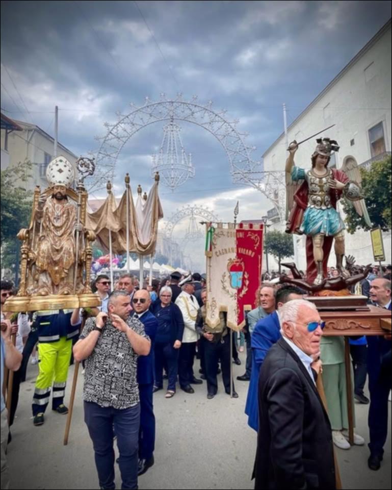 <div class="ql-editor"><div class="ql-align-justify">Lo scatto fotografico cattura un momento della processione con le statue dei Santi Cataldo Vescovo e Michele Arcangelo che sfilano per le vie del paese in occasione della Festa Patronale a Cagnano Varano (FG) nella giornata del 10 maggio.</div><div class="ql-align-justify">I festeggiamenti prendono avvio con le novene preparatorie: quella in onore del Compatrono San Michele si svolge dal 29 aprile al 7 maggio, mentre la novena dedicata al Patrono principale, San Cataldo, dal 1° al 9 maggio.</div><div class="ql-align-justify">Tradizionalmente, la novena di San Cataldo si celebra nell’omonima chiesa e si conclude la sera del 9 maggio con la solenne traslazione della statua nella Chiesa Madre, accompagnata dal...