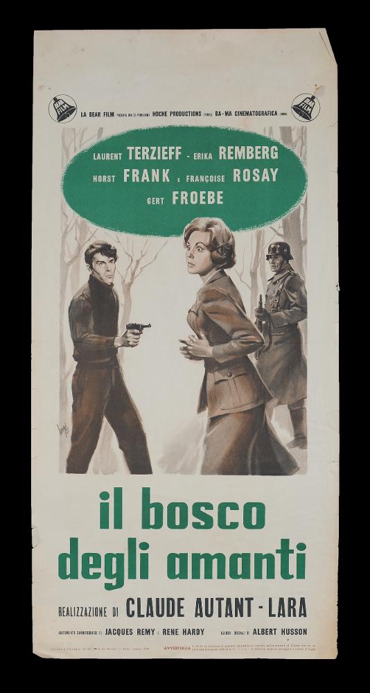 L'immagine riproduce uno dei manifesti conservati presso la Mediateca Regionale Pugliese (vedi Note). Si tratta della locandina del film "Il bosco degli amanti", a firma di Longi. Rispetto al manifesto, qui in collezione realizzato sempre da Longi, l'impostazione grafica è meno monumentale, composta di pochi colori su uno sfondo bianco che dona luce a tutto l'insieme. Anche qui i volti sono realistici e dettagliati, la scena seppur meno drammatica rende l'atmosfera cupa del film. Il forte realismo dei volti, reso anche su uno spazio più piccolo, è una caratteristica del pittore che iniziò la carriera artistica come ritrattista per poi dedicarsi all'attività di illustratore e cartellonista cinematografico per circa 20 anni, firmando molte opere per i più noti film dell'e...