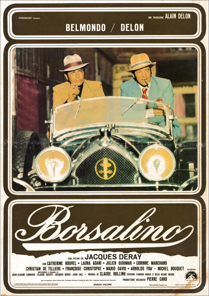 L'immagine digitale in oggetto è scansione della fotobusta originale del film "Borsalino", elaborata in occasione della mostra "Riccardo Cucciolla - Ritratto d'Attore" organizzata nel 2012 dall'Associazione culturale “Attraverso lo Spettacolo”, dall'Assessorato al Mediterraneo, Cultura e Turismo della Regione Puglia e dal Servizio Biblioteca e Comunicazione Istituzionale del Consiglio Regionale della Puglia. L'opera, dai toni caldi e raffinati, è divisa in tre riquadri: quello superiore con i nomi dei protagonisti ben in evidenza, il riquadro centrale con i due affascinanti protagonisti e l'ultimo inferiore che mette insieme il titolo e i nomi di tutto il cast. Il film, diretto da Jacques Deray e prodotto da Alain Delon, esce nelle sale italiane nel 1970. Tratta dal rom...