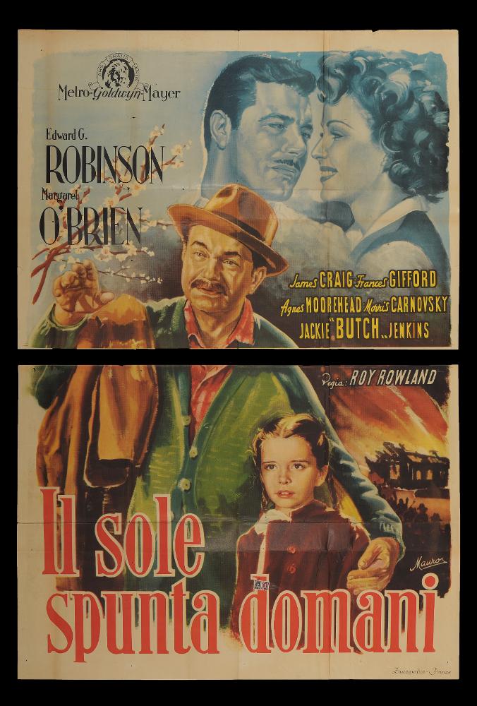 L'immagine riproduce uno dei manifesti conservati presso la Mediateca Regionale Pugliese (vedi Note). Si tratta di una delle versioni grafiche del manifesto del film americano "Il sole spunta domani", a firma dell'illustratore Mauro. Anche se non si hanno notizie sull'autore, Mauro mostra nell'opera capacità pittoriche notevoli per un risultato compositivo ricco di dettagli. Lo spazio viene suddiviso in più momenti narrativi che raccontano la commedia. Per la coppia in primo piano utilizza tinte calde e un'impostazione fortemente realistica che coinvolge il fruitore nella scena, per la coppia sul fondo tinte fredde che ne fanno elemento che si aggiunge alla narrazione. Completano l'insieme altri elementi come il delicato ramo di pesco a sinistra e la scena dell'incendio...