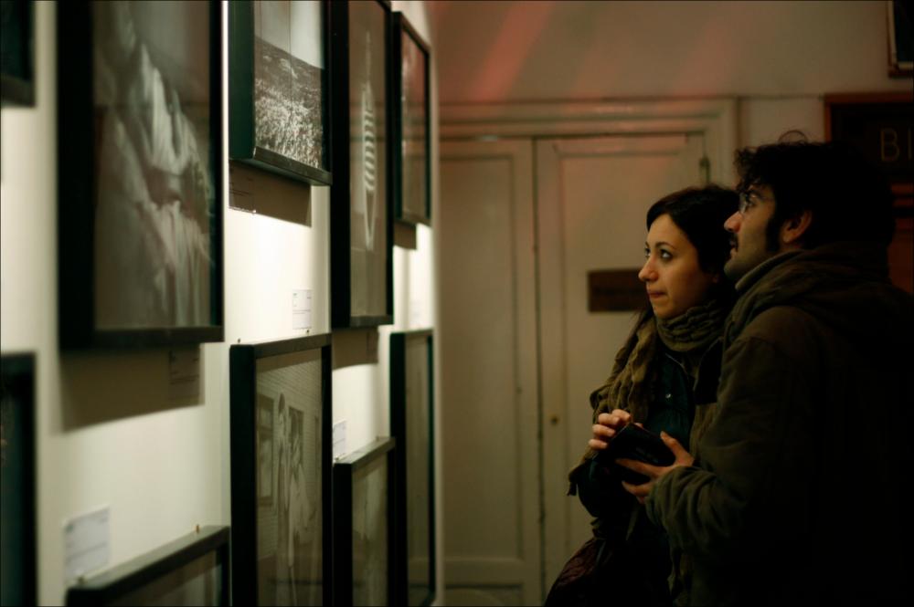 L'immagine fa parte di “Primavera dei Diritti", collezione digitale che raccoglie foto e video dell'omonima manifestazione promossa dalla Regione Puglia - Assessorato al Mediterraneo e realizzata dal Teatro Pubblico Pugliese dal 18 al 28 febbraio 2010 a Bari. Immortala un momento della mostra fotografica, allestita nel foyer del Teatro Kursaal Santalucia dal 18 al 20, sugli effetti devastanti del nucleare in Russia: "Certificate No. 000358/ Il costo umano di una catastrofe nucleare", organizzata dal fotografo Robert Knoth, insieme alla giornalista Antoinette de Jong e in collaborazione con Greenpeace. La mostra evidenzia come la tragedia di Cernobyl non abbia rappresentato un fatto isolato e si inserisce nel dibattito attuale sulla necessità di garantire l'approvvigiona...