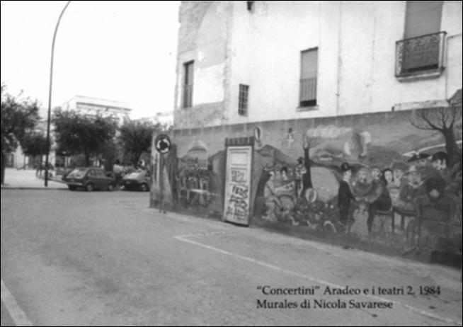 La fotografia in bianco e nero immortala una parte del “Murales” visibile per le stradine di Aradeo, nell'ambito della rassegna annuale “Aradeo e i Teatri” del 1984, alla seconda edizione con il titolo “concertini”, un appuntamento con il teatro sperimentale che la compagnia nata nel 1983 nel piccolo borgo salentino di Aradeo porta avanti sin dall'anno della sua fondazione. L'ideatore ed il creatore dell'opera è lo storico del teatro Nicola Savarese, professore presso l'Università di Lecce. Il murales, iniziato il 15 luglio e finito il 24 a termine della manifestazione, si impone per ben 12 metri di lunghezza lungo il perimetro di un palazzo. Il dipinto è composto da una miriade di personaggi che si alternano sulla scena in maniera non consequenziale e senza una logica ...