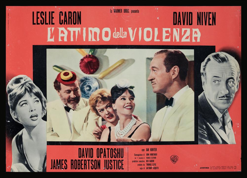 L'immagine riproduce uno dei manifesti conservati presso la Mediateca Regionale Pugliese (vedi Note). Si tratta di una delle foto buste del film in bianco e nero “L’attimo della violenza” del 1963 per la regia di Anthony Asquith a firma dell’illustratore Ferrini. Al centro campeggia una fotografia di scena del film a colori ed intorno, su uno sfondo rosa, Ferrini sembra aver ritagliato i due ritratti di Leslie Caron e David Niven, ponendoli in maniera simmetrica sugli angoli dell’immagine. Ferrini, che a Roma inizia la sua carriera per la notevole e fortunata produzione di bozzetti per francobolli emessi da Poste Italiane, è noto per la sua tecnica curata nei dettagli e per le sue composizioni in cui è la grafica moderna a farla da padrone....