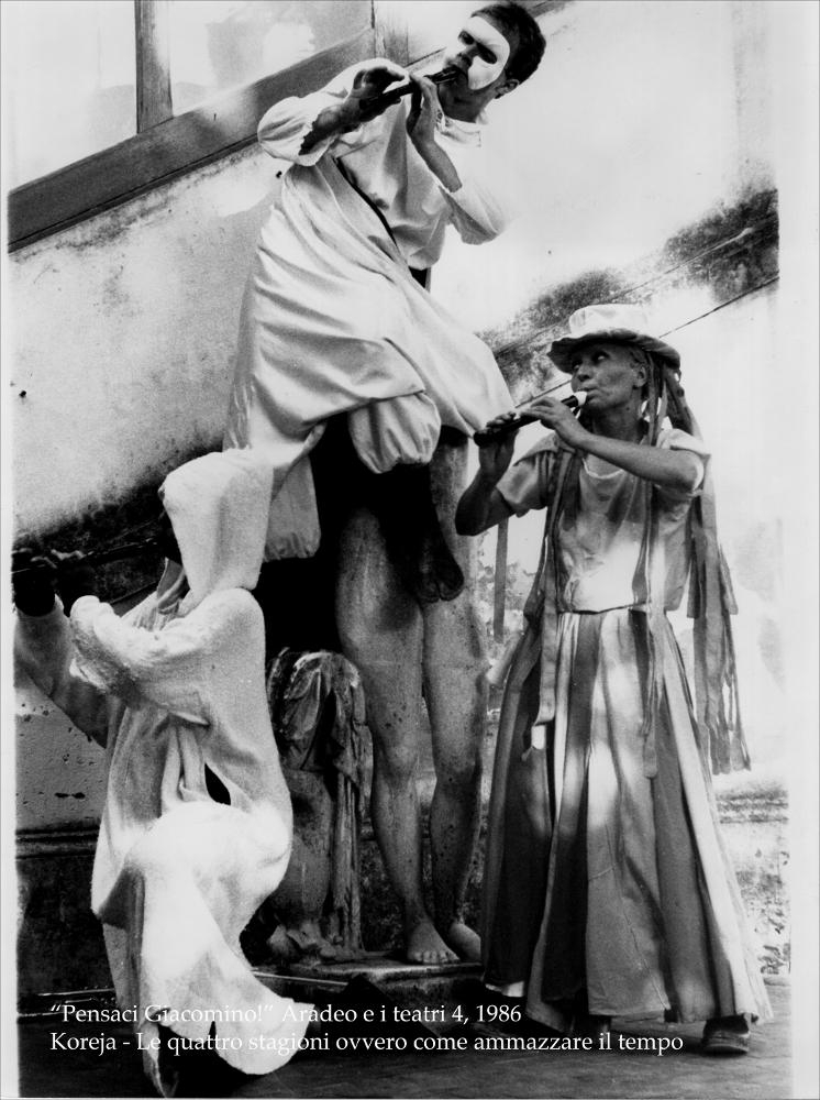 L'immagine digitale cattura uno dei momenti della performance “Quattro stagioni - Ovvero come ammazzare il tempo”, messa in scena nel 1986 nell'ambito della rassegna “Aradeo e i Teatri” (4) inaugurata in quell'anno con il titolo “Pensaci Giacomino! Omaggio a Pirandello” per il cinquantenario della morte dello scrittore. La rassegna divenne un vero e proprio appuntamento con il teatro sperimentale che la compagnia nata nel 1983 nel piccolo borgo salentino di Aradeo portò avanti sin dall'anno della sua fondazione. Lo spettacolo è il frutto di otto mesi di ininterrotto lavoro non solo individuale, dei singoli artisti coinvolti, ma soprattutto collettivo. “Quattro stagioni” è una rappresentazione itinerante, si muove per le strade di Aradeo in quattro quadri-azione: la giov...