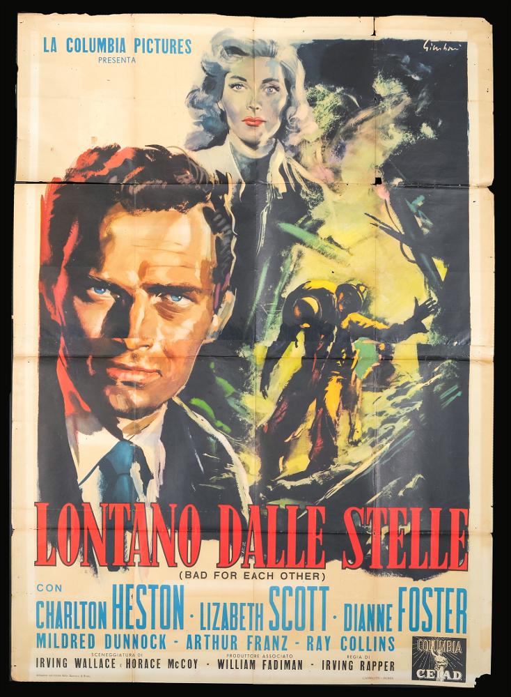 L'immagine riproduce uno dei manifesti conservati presso la Mediateca Regionale Pugliese (vedi Note). Si tratta di una delle versioni grafiche per il manifesto del film "Lontano dalle stelle", a firma dell’illustratore Nicola Simbari (Simbari). Artista di fama internazionale, colpisce per la "freschezza del suo tratto e la velocità di modellato" (Baroni, 2018) e per la composizione ricca di cromatismo espressionista, reso grazie ad un uso sapiente della spatola alternato alla tecnica acquerellata, che gli permettono una grande espressività artistica e immagini dalle intense linee di contorno e effetti chiaroscurali. Grande cromatista, Simbari realizzò opere e schizzi freschi e contemporanei, come in questo caso. Lo splendido ritratto di Charlton Heston a sinistra cattur...