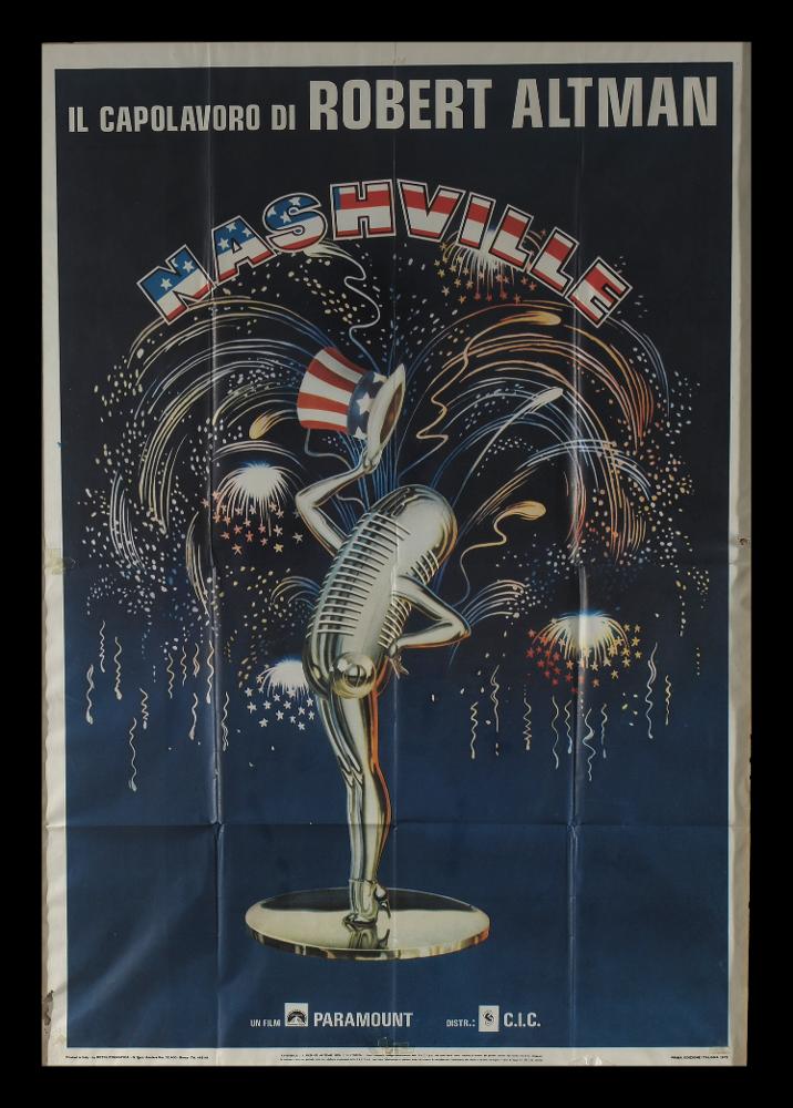 L'immagine riproduce uno dei manifesti conservati presso la Mediateca Regionale Pugliese (vedi Note). Si tratta di una delle versioni grafiche del manifesto del film "Nashville" del 1975 per la regia di Robert Altman che firma uno dei capolavori del cinema degli anni Settanta. L'illustrazione della composizione esprime pienamente e simbolicamente in immagine la trama scintillante e caleidoscopica del film. Centrale, unico protagonista, il classico microfono, umanizzato con braccia e mani, immortalato mentre in segno di ringraziamento porge il cappello a stelle e strisce, circondato da scintillanti fuochi d'artificio. Particolare anche il lettering utilizzato per il titolo, ogni lettera all'interno presenta i colori e i motivi della bandiera americana....