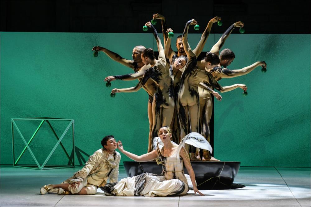 Nella foto una coreografia eseguita dai danzatori della compagnia Fattoria Vittadini per la produzione teatrale che ha accompagnato le musiche de “La Creazione” del compositore Franz Joseph Haydn.
Singolare, infatti, è stata la volontà di affiancare alla musica una visualizzazione teatrale per opere liriche, come quelle di Haydn, che, seppur ricche di valori musicali, hanno solitamente trascurato un contesto drammaturgico.
In occasione della 47ª edizione del Festival della Valle d’Itria, nelle serate del 17, 23 e 31 luglio 2021, l’opera di Haydn è stata messa in scena nell’Atrio del Palazzo Ducale di Martina Franca, sotto la direzione di Fabio Luisi, nella versione in italiano a cura di Dario Del Corno, rivista p...