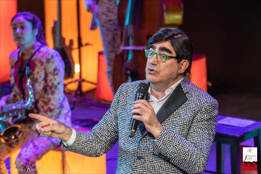 <div>L’immagine è tratta dallo spettacolo ‘Ci vuole orecchio – Elio canta e recita Enzo Jannacci’ con Elio, leader del gruppo Elio e le Storie Tese, andato in scena il 22 gennaio 2024 in occasione della IX Edizione di Musica felix, la rassegna organizzata della Fondazione Apulia Felix Onlus con la preziosa direzione artistica del musicista Dino De Palma con otto spettacoli in cartellone dal 22 gennaio al 25 maggio 2024.</div><div>Lo spettacolo è un ibrido tra circo, teatro-canzone e concerto: Elio, guidato dagli arrangiamenti di Paolo Silvestri e accompagnato da una band di cinque musicisti, ripercorre in modo eccentrico e giocoso il repertorio di Enzo Jannacci. Il cantautore milanese, maestro nel mescolare comicità e malinconia, h...