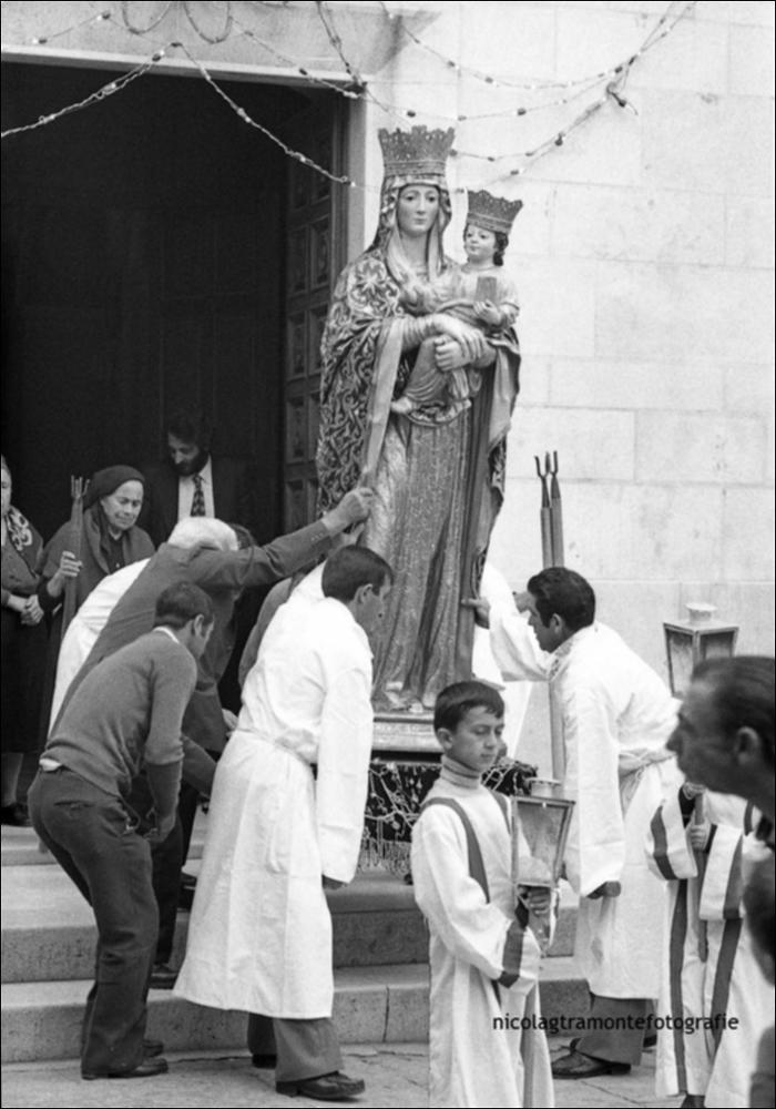 <div class="ql-editor"><div>La foto storica digitalizzata mostra la Statua della Madonna della Neve, copatrona di Orsara di Puglia (FG), che in passato accompagnava sempre San Michele Arcangelo in processione, durante la Festa in onore del Patrono.</div><div>La festa patronale di San Michele Arcangelo a Orsara di Puglia è uno degli eventi più importanti della vita religiosa e culturale della comunità. Si celebra due volte l’anno, l’8 maggio e il 29 settembre, date entrambe legate alla tradizione del culto micaelico.</div><div>La devozione a San Michele ad Orsara affonda le sue radici in epoca molto antica, probabilmente già nell’VIII secolo, quando monaci basiliani si stabilirono nelle grotte del territorio. Cuore di questa tradizio...