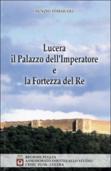 Il volume è parte della grande raccolta denominata “Libri di Puglia”, progetto di digitalizzazione a cura di Nicola Pergola che ha lo scopo di rendere fruibile la produzione editoriale dei Centri regionali di servizi educativi e culturali e degli Assessorati alla cultura e alla Pubblica Istruzione della Regione Puglia, dal 1968 agli anni 2000. Il pianoro di Monte Albano, abitato fin dal III millennio a.C., ospitò probabilmente l'acropoli della Luceria preromana e poi fabbriche di età imperiale. Qui Federico II, nel 1223, deportò circa 20.000 saraceni dalla Sicilia, e 10 anni dopo fece cingere di mura la città da essi costruita con i resti della città romana. Contemporaneamente l'imperatore svevo fece costruire il suo palatium: che nel 1269 Carlo I d'Angiò trasformò in c...