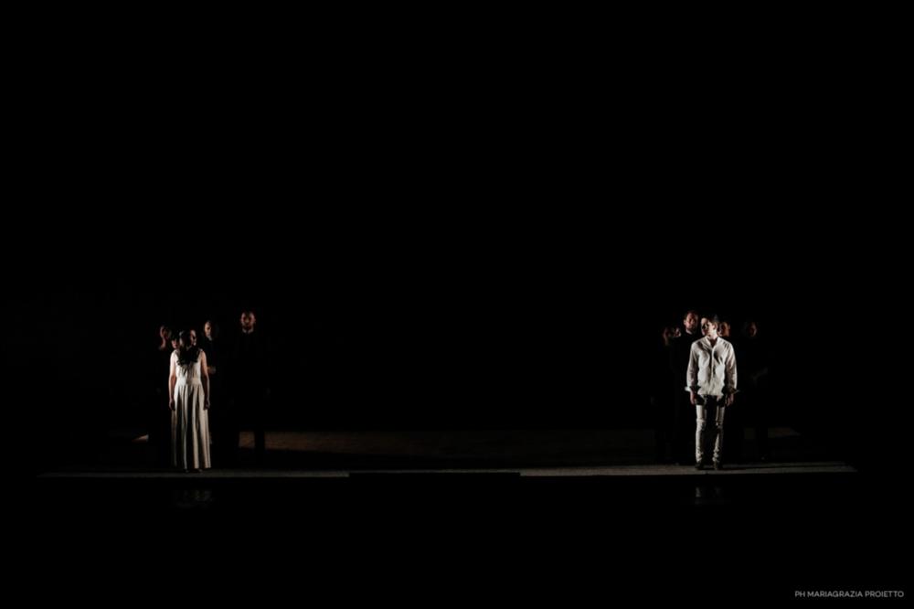 Gli scatti fotografici rappresentano scene tratte dallo spettacolo “Romeo e Giulietta”, una coproduzione internazionale della Compagnia La Luna nel Letto, insieme al Teatrul Excelsior di Bucarest e l'ERT Emilia-Romagna Teatro.
Le immagini sono state scattate durante il periodo di prove effettuate nel mese di luglio e agosto 2022 presso il Nuovo Teatro Comunale di Ruvo di Puglia, durante le prove a Bucarest presso il Teatro Excelsior dal 26 novembre all'8 dicembre 2022 e anche durante l’anteprima dello spettacolo nei giorni 9, 10, 11 dicembre 2022.
La produzione è stata diretta dal regista pugliese Michelangelo Campanale, in una versione multilingue (italiano, inglese e rumeno).
Sulla base della tragedia shakespeariana, Campanale progetta una straordinaria interpretazion...