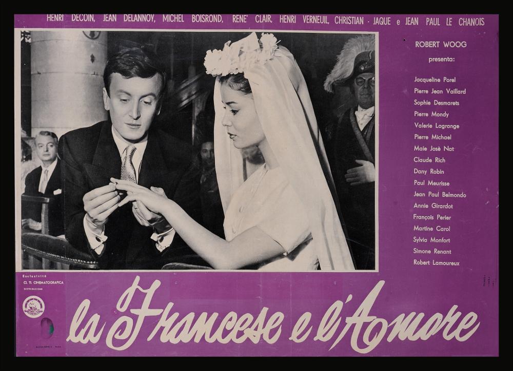 L'immagine riproduce uno dei manifesti conservati presso la Mediateca Regionale Pugliese (vedi Note). Si tratta di una delle fotobuste del film in bianco e nero “La francese e l'amore” del 1960 film collettivo con diversi registi che ne firmano gli episodi. La firma che leggiamo in basso sulla destra appartiene all’illustratore Renato Ferrini (Ferrini). Al centro campeggia una fotografia di scena del film anch'essa in bianco e nero. Intorno lo sfondo è viola è non presenta parti illustrate ma solo dati tipografici come il grande titolo in corsivo in basso, sul lato destro i nomi degli attori e in alto i nomi dei registi....