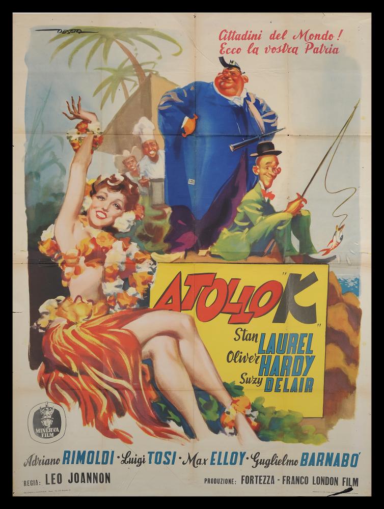 L'immagine riproduce uno dei manifesti conservati presso la Mediateca Regionale Pugliese (vedi Note). Si tratta del manifesto del film "Atollo K", a firma di Deseta (Enrico De Seta), disegnatore e pittore italiano, noto come fumettista per giornali satirico-umoristici e periodici per ragazzi e soprattutto per la sua produzione di illustrazioni cinematografiche. Anche Deseta si cimenta in una composizione pittorica pensata per la comicità di Stanlio & Ollio, il duo iconico tra i più amati della storia del cinema. Tinte accese, con punte acide, e pennellate molto fluide, quasi espressioniste, esaltano la vena umoristica dei personaggi, con le caratteristiche fisiche e le mimiche facciali accentuate, come in ogni buona caricatura. Anche in questo manifesto, un claim accatt...