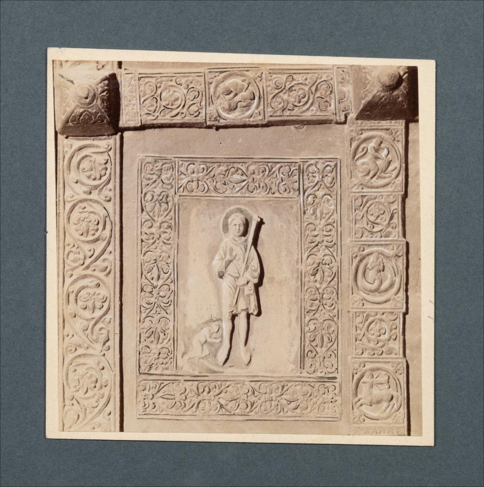 <div class="ql-editor"><div>Documentazione fotografica di una formella decorativa della porta bronzea della Cattedrale di Trani. La formella, risalente al XII secolo, è opera di Barisano da Trani, con <span>San Nicola Pellegrino e il fonditore tranese in proskýnesis tra motivi vegetali, animali e antropomorfi.</span></div><div>L'immagine digitale fa parte della raccolta fotografica di Giuseppe Ceci (1863-1938), studioso delle arti figurative dell’Italia meridionale e tra i promotori delle Società di Storia Patria di Napoli e della Puglia. Tale raccolta si inserisce nel vivace clima culturale dell’Italia postunitaria, caratterizzato dal progressivo consolidarsi di una «coscienza nazionale» alimentata anche dal confronto e dal dialogo ...