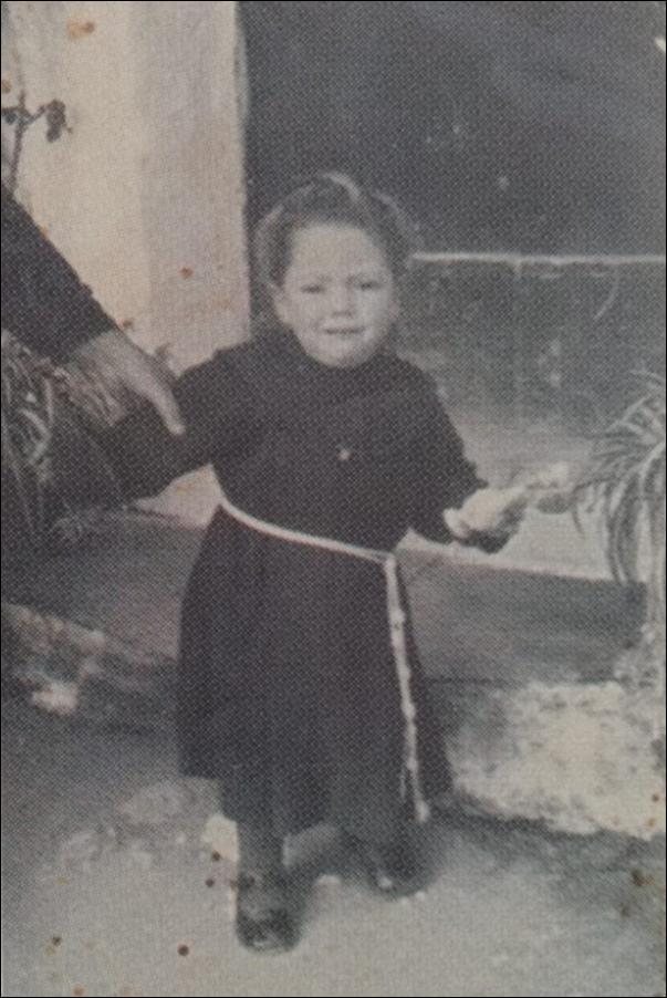 <div class="ql-editor"><div>La foto ritrae una bambina vestita da “moniceddhu”, una tradizione antica di devozione a Sant’Antonio da Padova. Nata l’11/11/1924, al momento dello scatto aveva tra 2 e 3 anni, perciò la foto risale circa al 1927-1928. </div><div><br></div><div>A Minervino di Lecce, Sant’Antonio da Padova è protagonista di celebrazioni tutto l’anno: a febbraio con un triduo e la Messa per il ritrovamento della lingua del santo, a giugno con la novena e la processione del 13, a luglio con la <strong>Peregrinatio</strong> nelle case delle famiglie, e ad agosto con la grande festa patronale (8-10) che permette il ritorno degli emigranti. La processione culmina in Piazza Umberto I con Messa cantata, concerto delle ba...