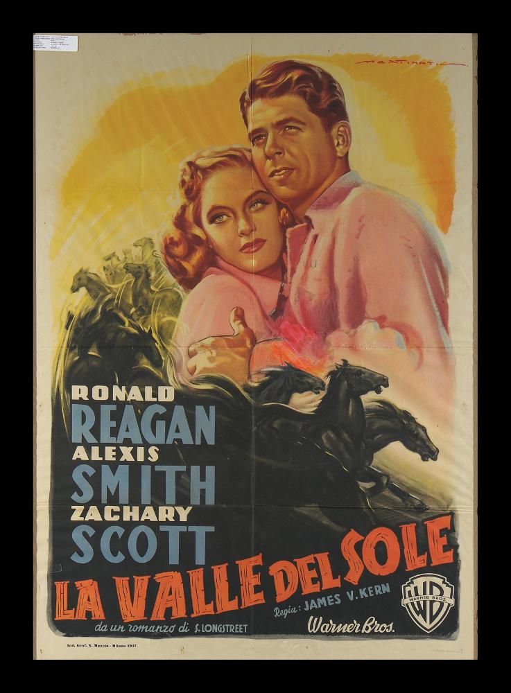 “La valle del sole” ( Stallion Road) è un film statunitense del 1947 diretto da James V. Kern con Ronald Reagan, Zachary Scott e Alexis Smith.
Il manifesto cinematografico è a firma del celebre pittore di cinema Luigi Martinati. Toscano di nascita, Martinati può considerarsi uno degli interpreti della prima maniera del manifesto di cinema. Come vediamo in questo manifesto, il suo stile si caratterizza per i giochi di contrasto con colori netti, evidenziati da una potente luce, i volti ricchi di espressione ed intensità, una malinconia velata che pervade tutta l'atmosfera.
Il manifesto originale è conservato nell’Archivio della Mediateca Regionale Pugliese....