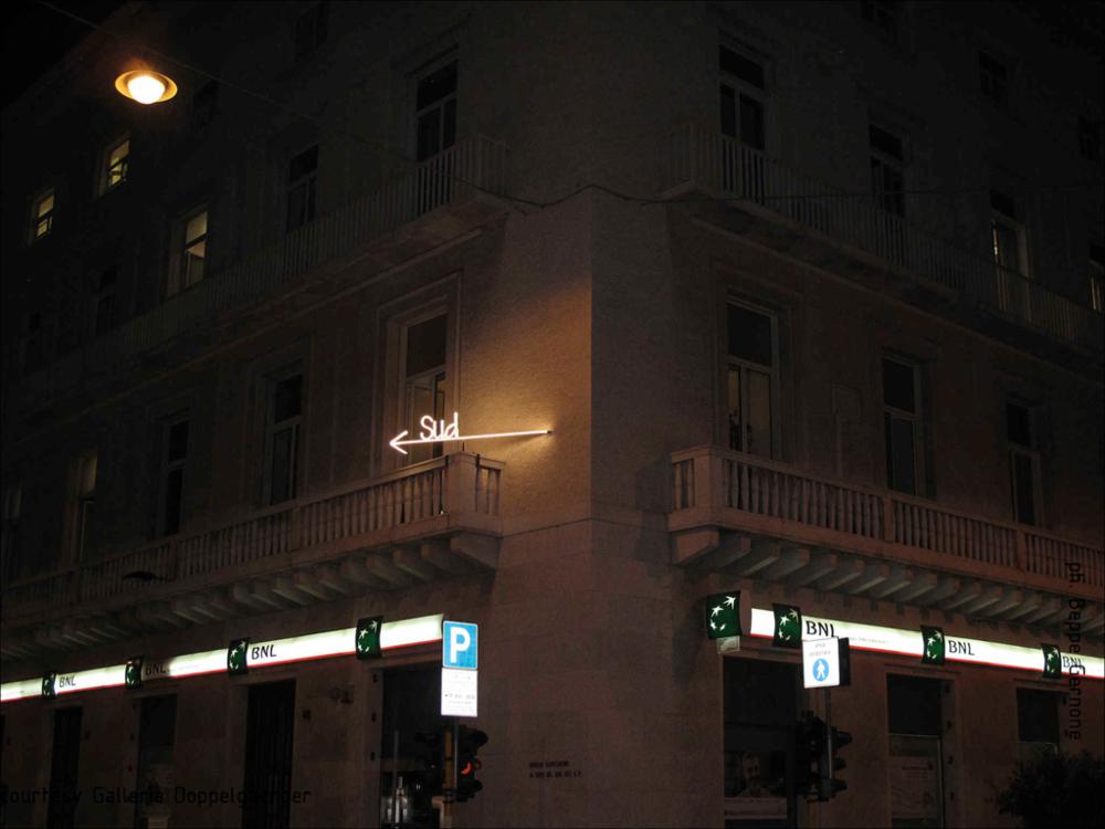 La fotografia in oggetto, scattata dal fotografo Beppe Gernone, immortala nel dettaglio l'opera "Sud" dell'artista barese Daniela Corbascio, qui installata sul Palazzo della Banca Nazionale del Lavoro gruppo BNP Paribas in via Dante a Bari. Nella "Scheda dettagliata" una recensione del giornalista e critico d'arte Pietro Marino....