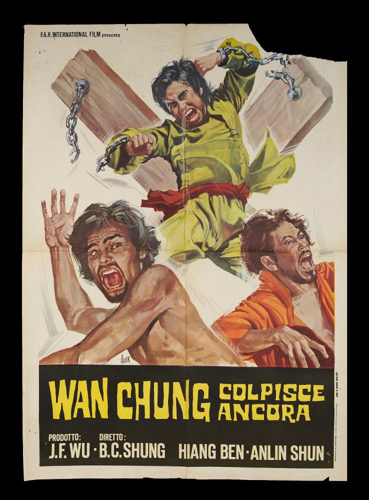L'immagine riproduce uno dei manifesti conservati presso la Mediateca Regionale Pugliese (vedi Note). Si tratta del manifesto di "Wan Chung colpisce ancora", film di avventura del 1973, la cui illustrazione è a firma di Aller. L'artista ha realizzato altre opere per questo genere di film basato sulle arti marziali dell'Asia orientale, visibili in questa collezione. La composizione rivela un impianto grafico molto illustrativo, basato sul combattimento di lottatori di arti marziali, con un'esasperazione voluta nelle pose e nei ritratti urlanti degli uomini, ancora più enfatizzato e stereotipato grazie all'uso del fondo bianco. Tutto rende la dinamicità del combattimento con uno stile moderno tipico dei manifesti di questi anni....