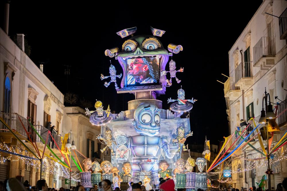<p>Foto Carro Allegorico 2024, selezionato per la 630^ edizione del Carnevale di Putignano. Ass. cArteinregola del M° cartapestaio Deni Bianco.</p><p>Tema generale proposto dalla Fondazione: un viaggio nel tempo possibile grazie al misterioso composto “Farinelite N630”.</p>...