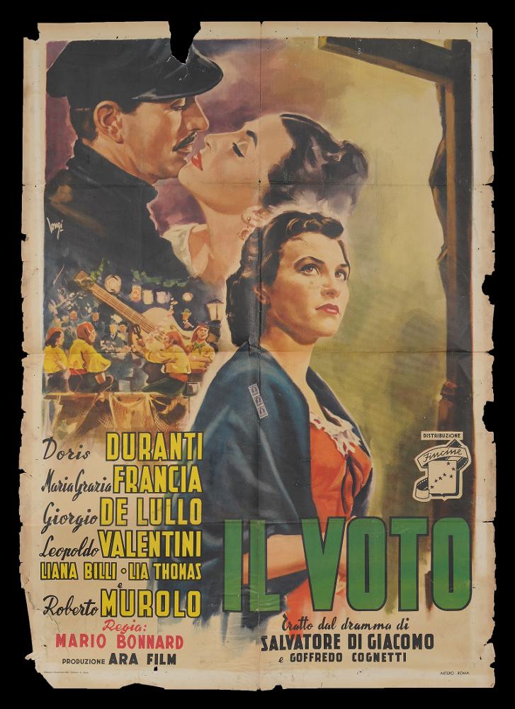 L'immagine riproduce uno dei manifesti conservati presso la Mediateca Regionale Pugliese (vedi Note). Si tratta del manifesto del film "Il Voto", a firma di Longi. L'impostazione grafica del manifesto mette in risalto la figura femminile, in una composizione elegante e dai toni caldi. Il forte realismo dei volti è una caratteristica del pittore, che iniziò la carriera artistica come ritrattista per poi dedicarsi all'attività di illustratore e cartellonista cinematografico per circa 20 anni, firmando molte opere per i più noti film dell'epoca, fino alla sua morte, avvenuta prematuramente all'età di 59 anni. Della sua attività di cartellonista si conservano però un cospicuo numero di lavori, tavole e bozzetti originali e una serie di fotografie e di materiali documentarii...