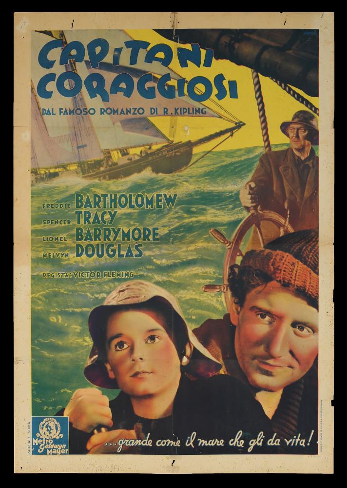L'immagine riproduce uno dei manifesti conservati presso la Mediateca Regionale Pugliese (vedi Note). Si tratta di una delle versioni grafiche del manifesto del film americano "Capitani coraggiosi". L'opera grafica, senza firma, mostra uno stile fotografico, realizzato con un collage di immagini tratte dalle scene del film, ritoccate con colori caldi, ritagliate e posizionate nello spazio a creare una narrazione in cui il mare, questo reso pittoricamente, è protagonista, insieme ai personaggi principali....