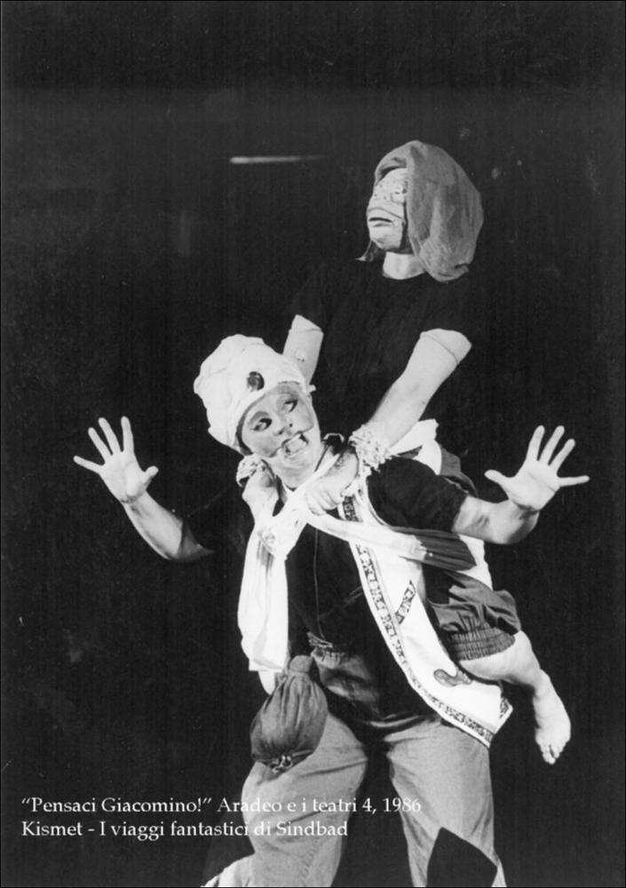 L'immagine digitale cattura uno dei momenti della performance “I viaggi fantastici di Sindbad”, messa in scena nel 1986 nell'ambito della rassegna “Aradeo e i Teatri” inaugurata in quell'anno con il titolo “Pensaci Giacomino! Omaggio a Pirandello” per il cinquantenario della morte dello scrittore. La rassegna divenne un vero e proprio appuntamento con il teatro sperimentale che la compagnia del Teatro Koreja, nata nel 1983 nel piccolo borgo salentino di Aradeo, portò avanti sin dall'anno della sua fondazione. Chiaro è il riferimento letterario dello spettacolo a partire dal nome del protagonista, Sindbad, marinaio eroe del ciclo di racconti leggendari di viaggi inclusi nella raccolta novellistica araba de “Le Mille e una Notte”. Il Teatro Kismet di Bari, nato nel 1981, ...