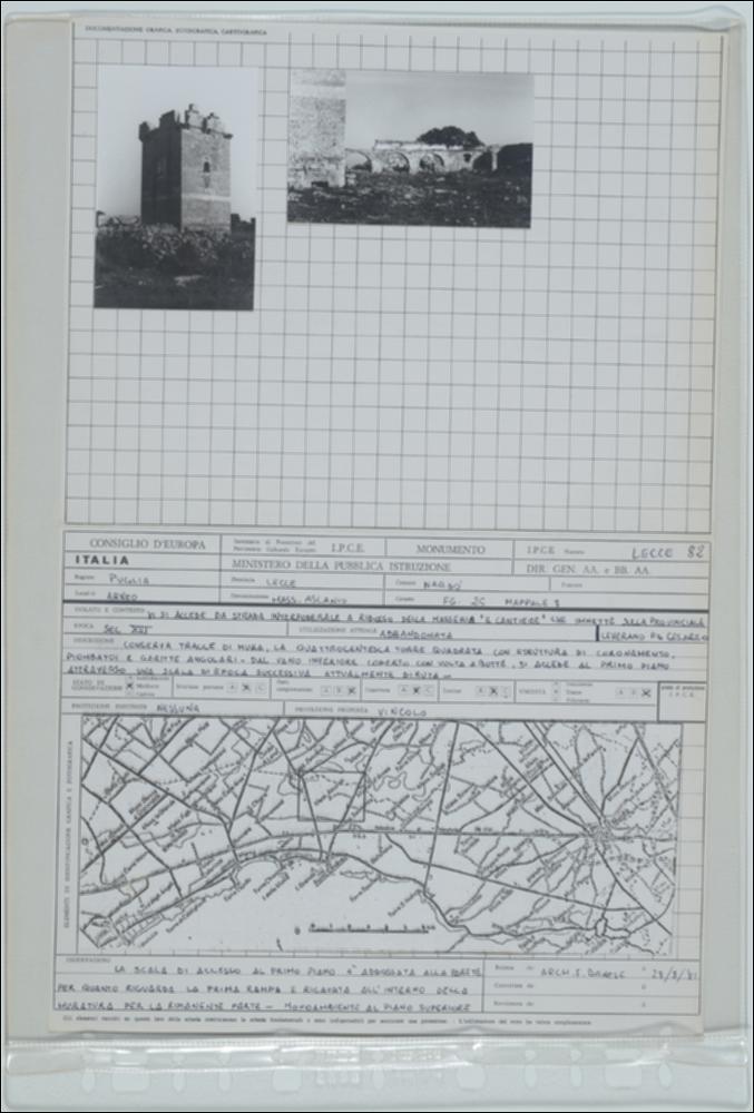 La scheda in oggetto è parte del volume “Censimento delle opere fortificate in Puglia”, risultato dell'attività promossa dalla Regione Puglia tra il 1981 e il 1982, per individuare e descrivere le principali costruzioni in muratura presenti nel territorio. Composta da un foglio sciolto, è redatta dall'arch. F. Danese il 28 agosto 1981. La masseria Ascanio è situata a Nardò in provincia di Lecce, in zona rurale. Dell’antico complesso monumentale restano tracce di mura e la torre a pianta quadrata risalente al XV secolo impreziosita dal coronamento sommitale e garitte angolari. Attualmente la masseria fortificata è in stato di abbandono.