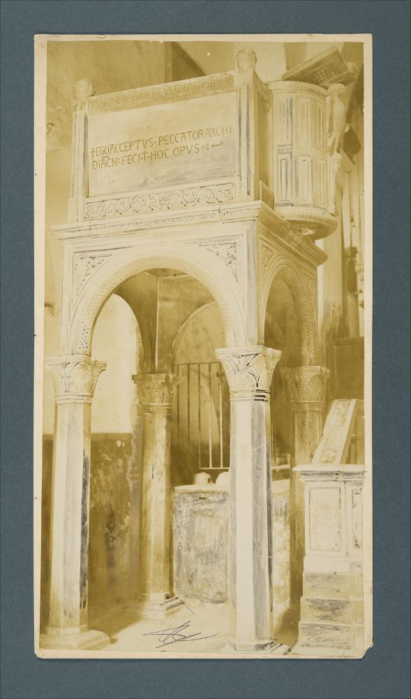 <div class="ql-editor"><div>Immagine fotografica del pulpito, databile all'XI secolo, della Cattedrale di Canosa di Puglia, da uno scatto di Romualdo Moscioni.</div><div>﻿La raccolta fotografica di Giuseppe Ceci (1863-1938), studioso delle arti figurative dell’Italia meridionale e tra i promotori delle Società di Storia Patria di Napoli e della Puglia, si inserisce nel vivace clima culturale dell’Italia postunitaria, caratterizzato dal progressivo consolidarsi di una «coscienza nazionale» alimentata anche dal confronto e dal dialogo con le realtà storiche e culturali locali.</div><div>Oggi la Biblioteca Comunale di Andria conserva oltre settecento fotografie dedicate alla Puglia medievale, a Napoli e al patrimonio storico-artistico...