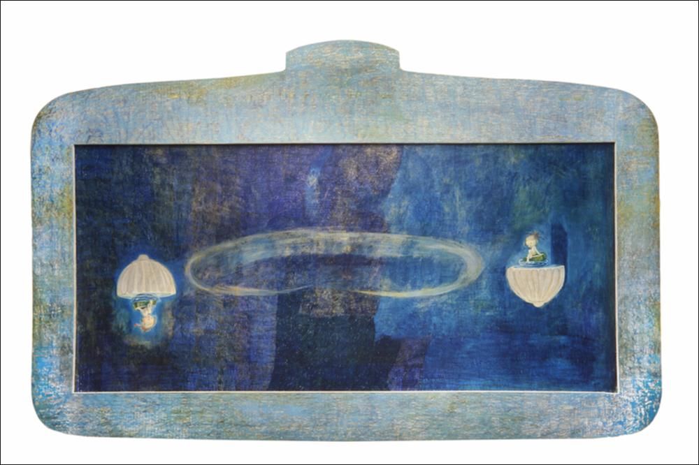“Il diavolo e l'acqua santa”, riprodotta in formato digitale, è un'opera del 1991 dell'artista pugliese Giuseppe Sylos Labini del 1991. L'artista, attivo sul panorama locale e nazionale dal 1972, è stato allievo del Prof. De Palma, assistente di Decorazione di Mimmo Conenna, diplomato all'Accademia di Belle Arti di Bari, della quale ha ricoperto il ruolo di Direttore. L'artista, in particolar modo nell'ultimo decennio, affronta il tema della solitudine nella moltitudine, ossia il senso di isolamento e di lontananza dell'individuo contemporaneo dal resto dei suoi simili, contraddistinguendo le sue creazioni con toni monocromi alternati tra grigio e blu. La sua produzione iniziale però era al contrario ricca di una gamma cromatica calda e colorata, modulata in modo omogen...