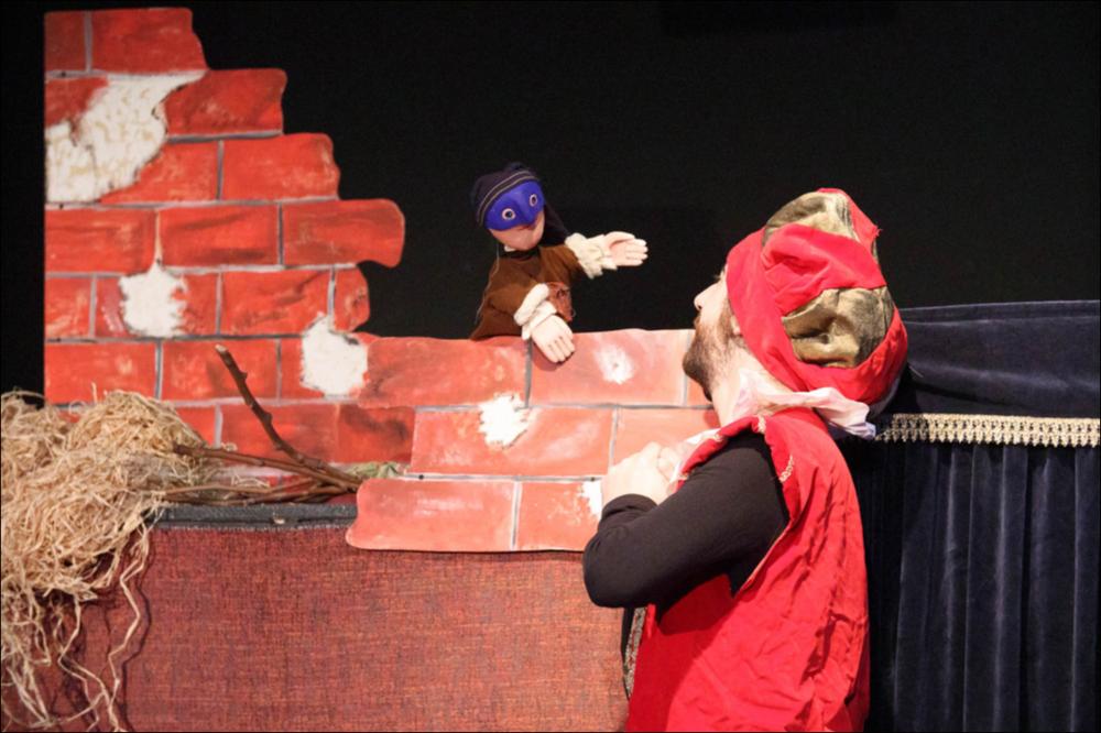 Lo scatto fotografico è rappresentativo della raffinata maestria e sapiente esperienza della Compagnia Granteatrino nell’affascinante mondo del teatro popolare dei burattini. La stagione teatrale settembre-dicembre 2022 della Casa di Pulcinella, diretta da Paolo Comentale, è stata intitolata “Gocciagoccia ci si innamora del teatro” e ha portato in scena numerose produzioni della Compagnia. Il 15 e 16 ottobre 2022 è stato rappresentato lo spettacolo “Il principe e il povero”, tratto dal grande classico della letteratura di Mark Twain.
Un allestimento giocoso e coinvolgente narra la storia del principe Edoardo e del povero Tom che si incontrano e, stanchi della loro vita, essendo molto simili nell’aspetto fisico, decidono di scambiare i loro “ruoli” per vivere l’uno nei p...
